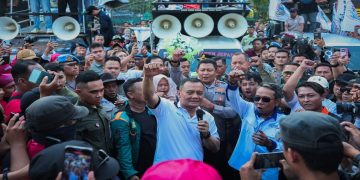 Gubernur Jawa Tengah Ahmad Luthfi menemui para buruh dan mahasiswa yang menggelar aksi May Day, Jumat, 1 Mei 2026.