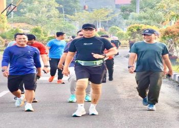 Kapolda Kalimantan Utara, Irjen Pol. Djati Wiyoto Abady memimpin kegiatan olahraga bersama yang diikuti jajaran kepolisian. Foto: Ist.