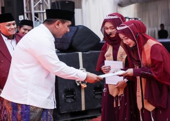 Wakil Gubernur Jawa Tengah Taj Yasin Maemoen saat memberikan mauidhah khasanah pada Haul dan Haflah Khotmil Quran di PPTQ  Quantum Qolbu, Petanahan, Kabupaten Kebumen, Minggu, 3 Mei 2026. Foto: Ist.