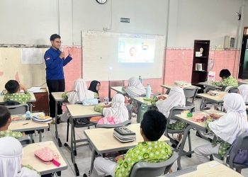 Pengenalan "GigiMu", aplikasi edukasi kesehatan gigi dan mulut FKG UMS pada Siswa SD IT Muhammadiyah Al Kautsar oleh mahasiswa FKG UMS. Foto: Ist.