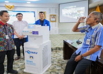 Sekda Provinsi Jawa Tengah, Sumarno mencoba langsung air minum yang dihasilkan dari ToyaKU. Foto: Ist.