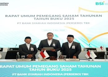 Direktur Utama BSI Anggoro Eko Cahyo (tengah) bersama Ketua Dewan Pengawas Syariah BSI KH Hasanudin (kiri) dan Komisaris Utama BSI Muhadjir Effendy (kanan) berbincang sebelum RUPST Tahun Buku 2025 di Kantor BSI Tower, Jakarta (5/5/2026). Foto: Ist.