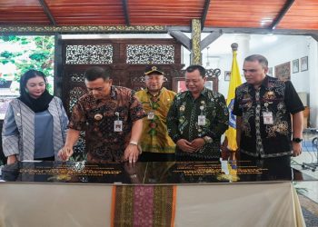 Gubernur Jawa Tengah Ahmad Luthfi menyerahkan bantuan untuk percepatan penanganan kemiskinan dan swasembada pangan di Pendopo Kabupaten Brebes, Kamis, 7 Mei 2026. Foto: Ist.