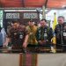 Gubernur Jawa Tengah Ahmad Luthfi menyerahkan bantuan untuk percepatan penanganan kemiskinan dan swasembada pangan di Pendopo Kabupaten Brebes, Kamis, 7 Mei 2026. Foto: Ist.