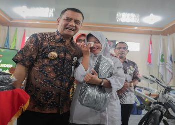 Valentina, siswi kelas 10 SMK Mitra Karya Mandiri Kabupaten Brebes yang menangis ketika mendengarkan motivasi  Gubernur Jateng Ahmad Luthfi, Kamis, 7 Mei 2026. Foto: Ist.