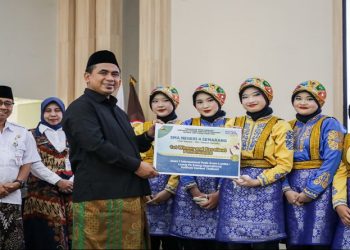 Wakil Gubernur Jawa Tengah Taj Yasin Maemoen memberikan apresiasi kepada tim Ratoeh Jaroeh SMAN 4 Kota Semarang. Foto: Ist.