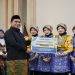 Wakil Gubernur Jawa Tengah Taj Yasin Maemoen memberikan apresiasi kepada tim Ratoeh Jaroeh SMAN 4 Kota Semarang. Foto: Ist.