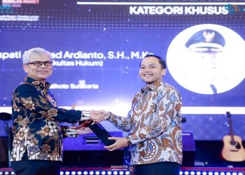 Wali Kota Surakarta (Solo) Respati Achmad Ardianto, S.H., M.Kn menerima penghargaan sebagai salah satu alumni berprestasi dalam rangkaian peringatan Dies Natalis ke-50 UNS tahun 2026 di Auditorium G.P.H. Haryo Mataram UNS, Jumat malam (8/5/2026). Foto: Ist.