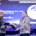 Wali Kota Surakarta (Solo) Respati Achmad Ardianto, S.H., M.Kn menerima penghargaan sebagai salah satu alumni berprestasi dalam rangkaian peringatan Dies Natalis ke-50 UNS tahun 2026 di Auditorium G.P.H. Haryo Mataram UNS, Jumat malam (8/5/2026). Foto: Ist.