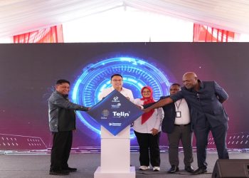 Gubernur Kepala Daerah Papua yang diwakili oleh L. Christian Sohilait, Wakil Menteri Komunikasi dan Digital RI Angga Raka Prabowo, Direktur Utama Telkom Dian Siswarini, Wakil Konsulat Papua Nugini di Jayapura Leon Galemo, dan CEO PNG DataCo Paul Komboi meresmikan kabel laut lintas batas pertama yang menghubungkan Indonesia dan Papua Nugini, Jumat (8/5/2026). Foto: Ist.