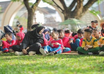 Mahasiswa PG-PAUD UMS menggelar outbound ceria, latih mahasiswa hadapi dunia nyata pendidikan anak pada Sabtu (9/5/2026) di Lapangan Kampus IV UMS. Foto: Ist.