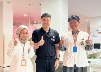 Mahasiswa Fisioterapi UMS (kanan) Muhammad Akhyar, (kiri) Oiwada Aiko Suda. Foto: Ist.
