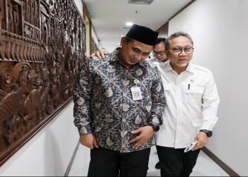 Wakil Gubernur Jawa Tengah, Taj Yasin Maimoen bersama Menko Bidang Pangan, Zulkifli Hasan saat menghadiri MoU antara Danantara dan pemerintah daerah untuk pembangunan PSEL di Gedung Menko Bidang Pangan, Jakarta, Senin, 11 Mei 2026. Foto: Ist.