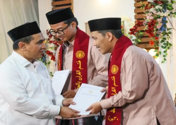 Wakil Gubernur Jawa Tengah Taj Yasin memberikan bisyaroh kepada penghafal Al-Qur’an dalam acara Wisuda Tahfidh Pondok Pesantren Darul Qur’an Krandon, Kabupaten Kudus, Senin malam, 11 Mei 2026. Foto: Ist.