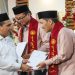 Wakil Gubernur Jawa Tengah Taj Yasin memberikan bisyaroh kepada penghafal Al-Qur’an dalam acara Wisuda Tahfidh Pondok Pesantren Darul Qur’an Krandon, Kabupaten Kudus, Senin malam, 11 Mei 2026. Foto: Ist.