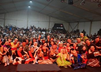 Teater Lingkar bersama budayawan nasional Sujiwo Tejo menghadirkan pertunjukan “Rojo Tikus” di halaman Stadion Sultan Fatah Demak Sabtu malam (9/5/2026). Foto: Ist.