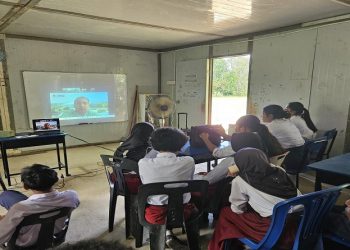 Tim PkM KI UMS memberikan penguatan literasi keuangan dan pelatihan dasar komputer bagi siswa CLC Tunas Harapan Bangsa, Sabah, Senin (11/5/2026). Foto: Ist.