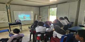 Tim PkM KI UMS memberikan penguatan literasi keuangan dan pelatihan dasar komputer bagi siswa CLC Tunas Harapan Bangsa, Sabah, Senin (11/5/2026). Foto: Ist.