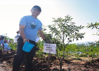 Gubernur Jawa Tengah, Ahmad Luthfi melakukan penanaman pohon dalam rangka konservasi dan reklamasi tambang batu andesit di Desa Kandangan, Kecamatan Bawen, Kabupaten Semarang, Rabu, 13 Mei 2026. Foto: Ist.