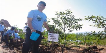 Gubernur Jawa Tengah, Ahmad Luthfi melakukan penanaman pohon dalam rangka konservasi dan reklamasi tambang batu andesit di Desa Kandangan, Kecamatan Bawen, Kabupaten Semarang, Rabu, 13 Mei 2026. Foto: Ist.