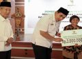 Wakil Gubernur Jawa Tengah Taj Yasin Maimoen menyerahkan bantuan program perbaikan RTLH. Foto: Ist.