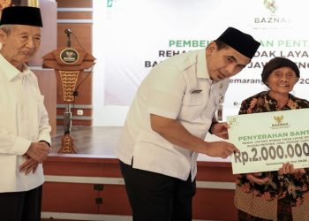Wakil Gubernur Jawa Tengah Taj Yasin Maimoen menyerahkan bantuan program perbaikan RTLH. Foto: Ist.