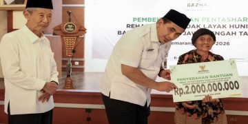 Wakil Gubernur Jawa Tengah Taj Yasin Maimoen menyerahkan bantuan program perbaikan RTLH. Foto: Ist.