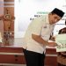 Wakil Gubernur Jawa Tengah Taj Yasin Maimoen menyerahkan bantuan program perbaikan RTLH. Foto: Ist.