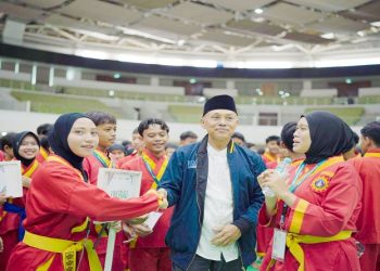 Rektor UMS, Prof. Dr. Harun Joko Prayitno, M.Hum., bersama atlet Tapak Suci saat pembukaan The 1st Muhammadiyah Games Cabang Olahraga Tapak Suci di Edutorium KH Ahmad Dahlan UMS, Jumat (15/5/2026). Foto: Ist.