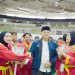 Rektor UMS, Prof. Dr. Harun Joko Prayitno, M.Hum., bersama atlet Tapak Suci saat pembukaan The 1st Muhammadiyah Games Cabang Olahraga Tapak Suci di Edutorium KH Ahmad Dahlan UMS, Jumat (15/5/2026). Foto: Ist.