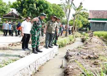 Danrem 074/Warastratama Surakarta, Kolonel Inf M. Arry Yudistira, S.I.P., M.I.Pol., M.Han meninjau progres pembangunan fisik dan nonfisik program TMMD di Sragen. Foto: Ist.