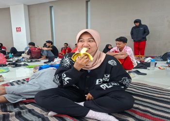 Salah satu atlet Tapak Suci yang mengikuti ajang The First Muhammadiyah Games saat mengonsumsi pisang. Foto: Ist.