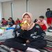 Salah satu atlet Tapak Suci yang mengikuti ajang The First Muhammadiyah Games saat mengonsumsi pisang. Foto: Ist.
