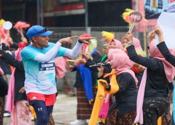 Tim cheering (tim sorak) yang menyemarakkan lomba lari Purwokerto Half Marathon 2026 di Kabupaten Banyumas, Minggu, 17 Mei 2026. Foto: Ist.