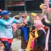 Tim cheering (tim sorak) yang menyemarakkan lomba lari Purwokerto Half Marathon 2026 di Kabupaten Banyumas, Minggu, 17 Mei 2026. Foto: Ist.