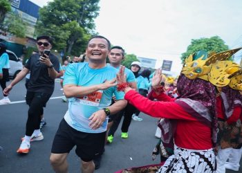 Gubernur Jawa Tengah, Ahmad Luthfi mengikuti Purwokerto Half Marathon 2026 di Kabupaten Banyumas, Minggu, 17 Mèi 2026. Foto: Ist.