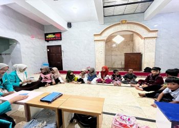 Mahasiswa PKL UMS mengajar TPA bagi warga Kartasura. Foto: Ist.