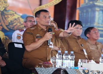 Gubernur Ahmad Luthfi memberikan arahan saat acara Rembug Pembangunan Jawa Tengah 2026 wilayah Banyumas Raya di Pendopo Kabupaten Banjarnegara, Senin, 18 Mei 2026. Foto: Ist.