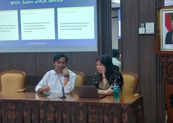 Ketua Tim Peneliti Fakultas Psikologi UNS, Dr. Phil. Ayu Okvitawanli didampingi anggota tim peneliti, Dr. Moh. Abdul Hakim, S.Psi., M.A saat memberikan keterangan pers, Senin (18/5/2026). Foto: Indospektrum.com