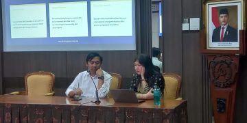Ketua Tim Peneliti Fakultas Psikologi UNS, Dr. Phil. Ayu Okvitawanli didampingi anggota tim peneliti, Dr. Moh. Abdul Hakim, S.Psi., M.A saat memberikan keterangan pers, Senin (18/5/2026). Foto: Indospektrum.com