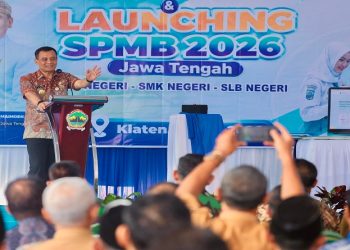 Gubernur Jawa Tengah Ahmad Luthfi meluncurkan pendaftaran Sistem Penerimaan Murid Baru (SPMB) di SMAN 1 Kemalang, Kabupaten Klaten, Selasa, 19 Mei 2026. Foto: Ist.