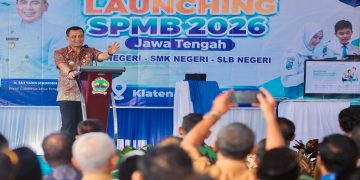 Gubernur Jawa Tengah Ahmad Luthfi meluncurkan pendaftaran Sistem Penerimaan Murid Baru (SPMB) di SMAN 1 Kemalang, Kabupaten Klaten, Selasa, 19 Mei 2026. Foto: Ist.