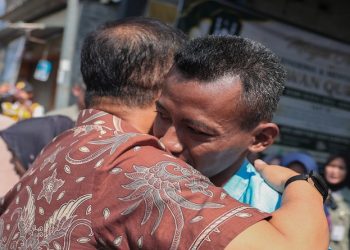 Gubernur Jawa Tengah Ahmad Luthfi menyampaikan duka cita kepada Zaenuddin saat meninjau korban banjir Sungai Plumbon di Kelurahan Mangkang Kulon, Kecamatan Tugu, Kota Semarang. Foto: Ist.