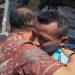 Gubernur Jawa Tengah Ahmad Luthfi menyampaikan duka cita kepada Zaenuddin saat meninjau korban banjir Sungai Plumbon di Kelurahan Mangkang Kulon, Kecamatan Tugu, Kota Semarang. Foto: Ist.