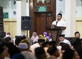 Wakil Gubernur Jawa Tengah, Taj Yasin Maimoen menghadiri Peringatan Haul ke-7 KH Maimoen Zubair di Serambi Masjid Agung Demak, Selasa malam, 19 Mei 2026. Foto: Ist.