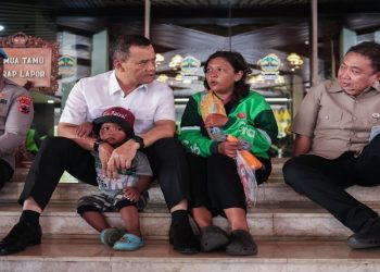 Gubernur Jawa Tengah, Ahmad Luthfi saat berbincang dengan Ratna Yuniarti, driver ojol yang bekerja sambil membawa anaknya yang baru berusia 2 tahun 7 bulan. Foto: Ist.
