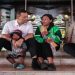 Gubernur Jawa Tengah, Ahmad Luthfi saat berbincang dengan Ratna Yuniarti, driver ojol yang bekerja sambil membawa anaknya yang baru berusia 2 tahun 7 bulan. Foto: Ist.