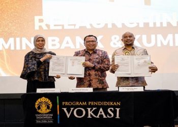 Head of Talent Factory and Learning Capability Development CIMB Niaga, Muhammad Shodiq bersama Direktur Program Pendidikan Vokasi UI, Dr Safrin Arifin SSt, SKM, MSc dan Community Development Head CIMB Niaga Astrid Candrasari usai MoU dan Relaunching Laboratorium Mini Banking Simulator CIMB Niaga di Auditorium Vokasi UI, Depok. Foto: Ist.