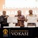 Head of Talent Factory and Learning Capability Development CIMB Niaga, Muhammad Shodiq bersama Direktur Program Pendidikan Vokasi UI, Dr Safrin Arifin SSt, SKM, MSc dan Community Development Head CIMB Niaga Astrid Candrasari usai MoU dan Relaunching Laboratorium Mini Banking Simulator CIMB Niaga di Auditorium Vokasi UI, Depok. Foto: Ist.