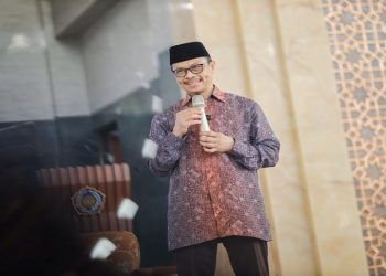 Imam besar Islamic Center of New York, Muhammad Syamsi Ali, Lc., M.A., Ph.D saat memberikan kuliah umum di UMS. Foto: Ist.